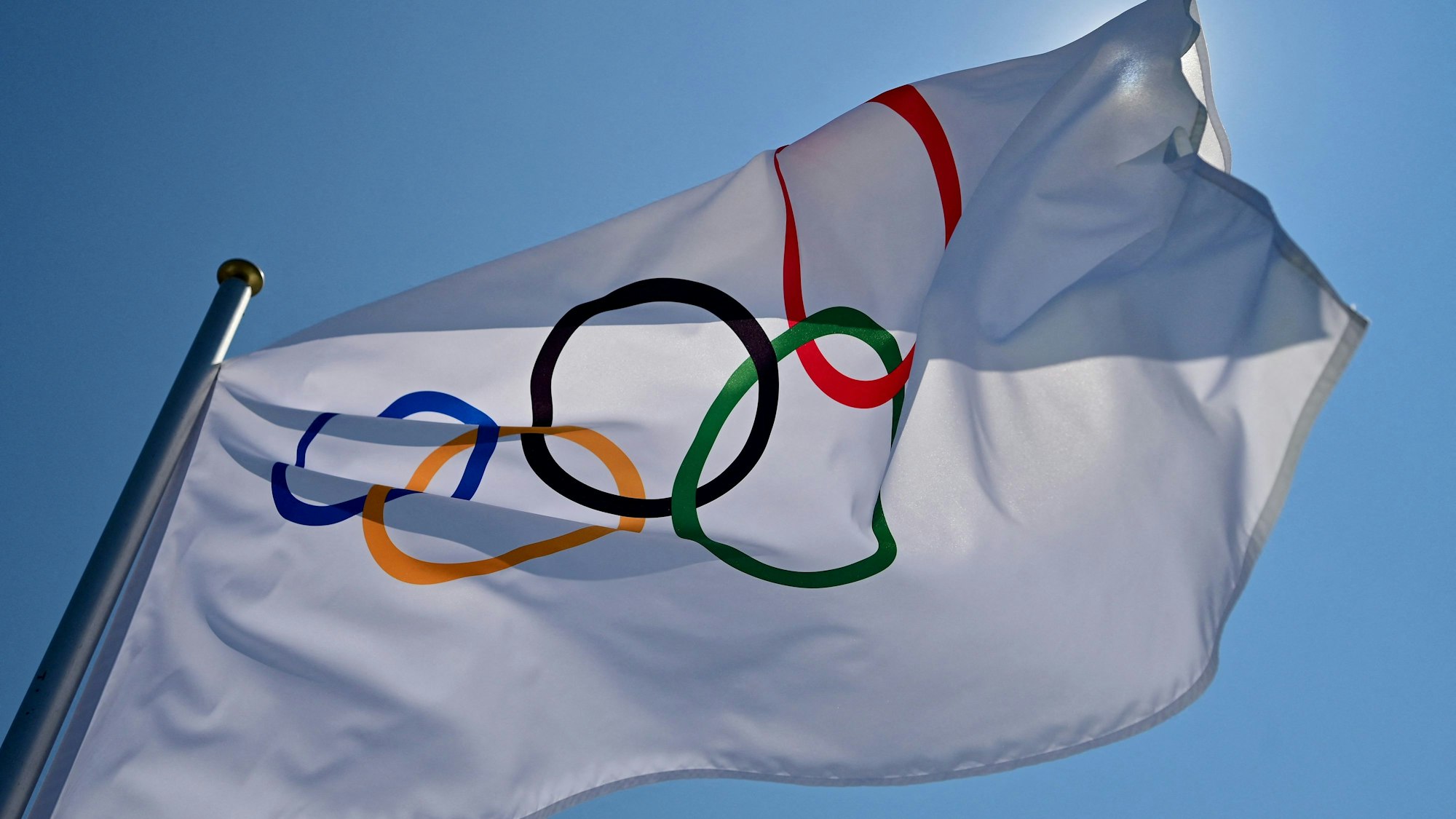 Das Symbolfoto zeigt die Flagge mit den olympischen Ringen bei den Sommerspielen 2021 in Tokio.