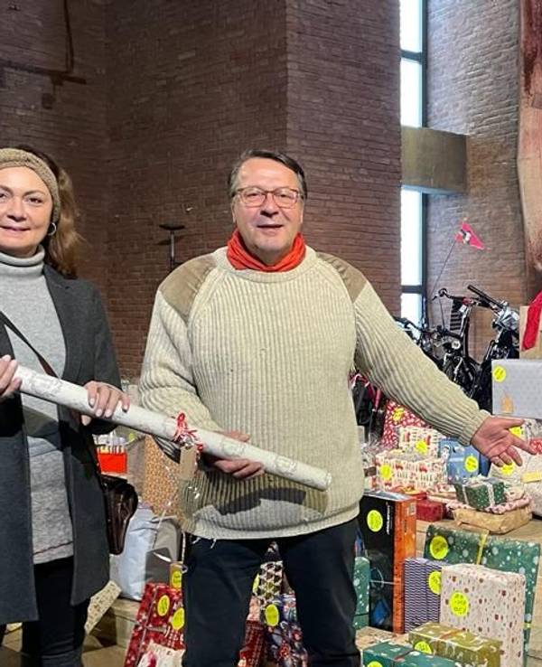 Assistentin Monika Hagenmayer und Pfarrer Hans Mörtter in der Lutherkirche Köln.