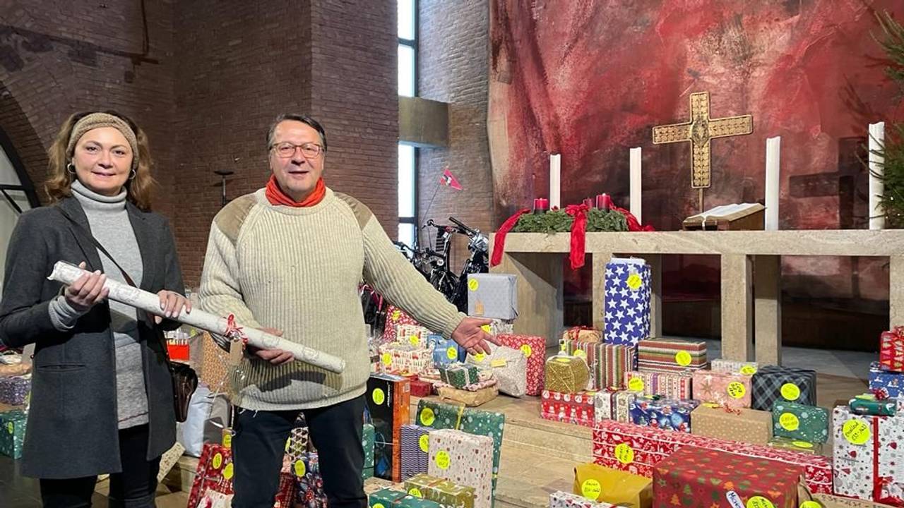 Assistentin Monika Hagenmayer und Pfarrer Hans Mörtter in der Lutherkirche Köln.