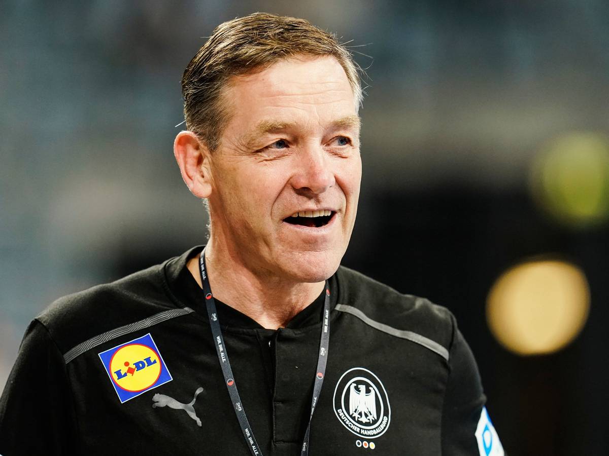 Handball-Bundestrainer zeigt sich mit guter Laune beim Spiel seiner deutschen Mannschaft gegen Schweden.