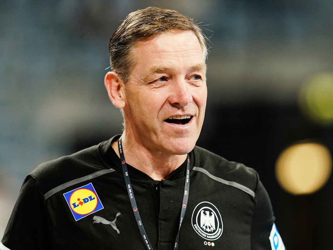 Handball-Bundestrainer zeigt sich mit guter Laune beim Spiel seiner deutschen Mannschaft gegen Schweden.