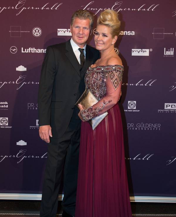 Stefan und Claudia Effenberg kommen am 30.01.2015 zum 10. Semperopernball in der Semperoper in Dresden (Sachsen). Der diesjährige Ball findet unter dem Motto «Dresden jubelt und heißt die Welt willkommen.» statt. Foto: Sebastian Kahnert/dpa ++ +++ dpa-Bildfunk +++