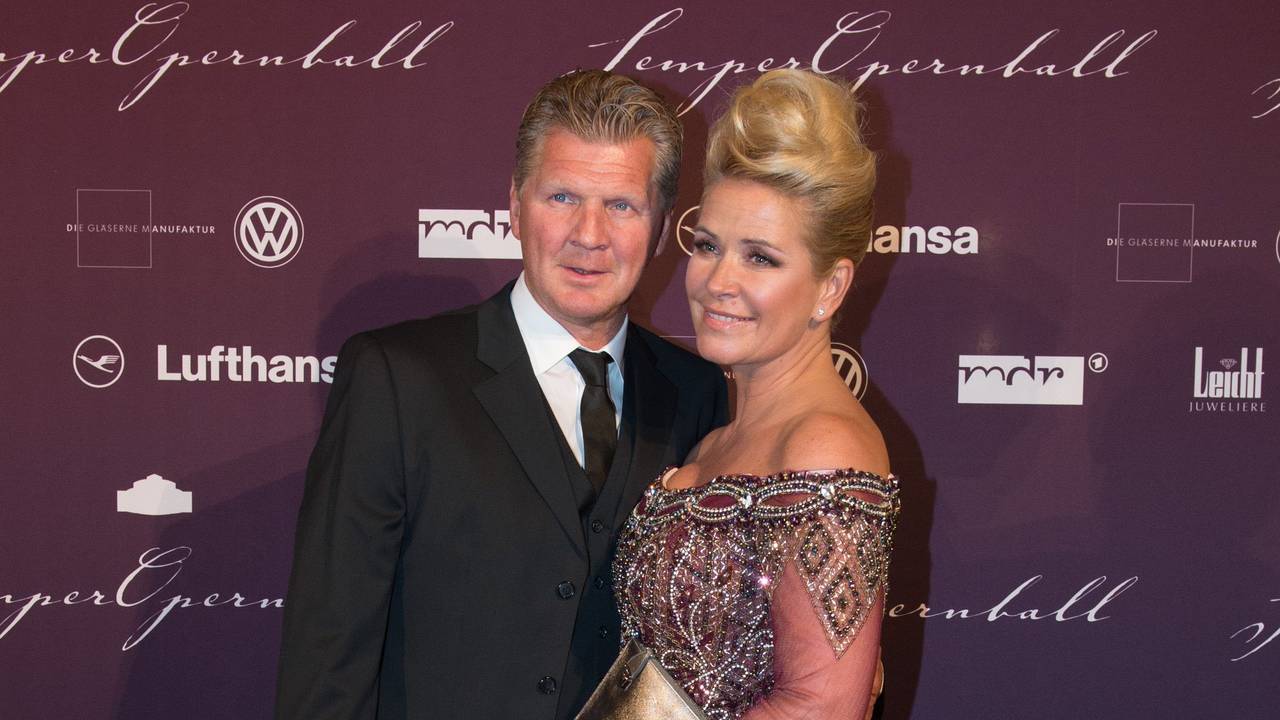 Stefan und Claudia Effenberg kommen am 30.01.2015 zum 10. Semperopernball in der Semperoper in Dresden (Sachsen). Der diesjährige Ball findet unter dem Motto «Dresden jubelt und heißt die Welt willkommen.» statt. Foto: Sebastian Kahnert/dpa ++ +++ dpa-Bildfunk +++