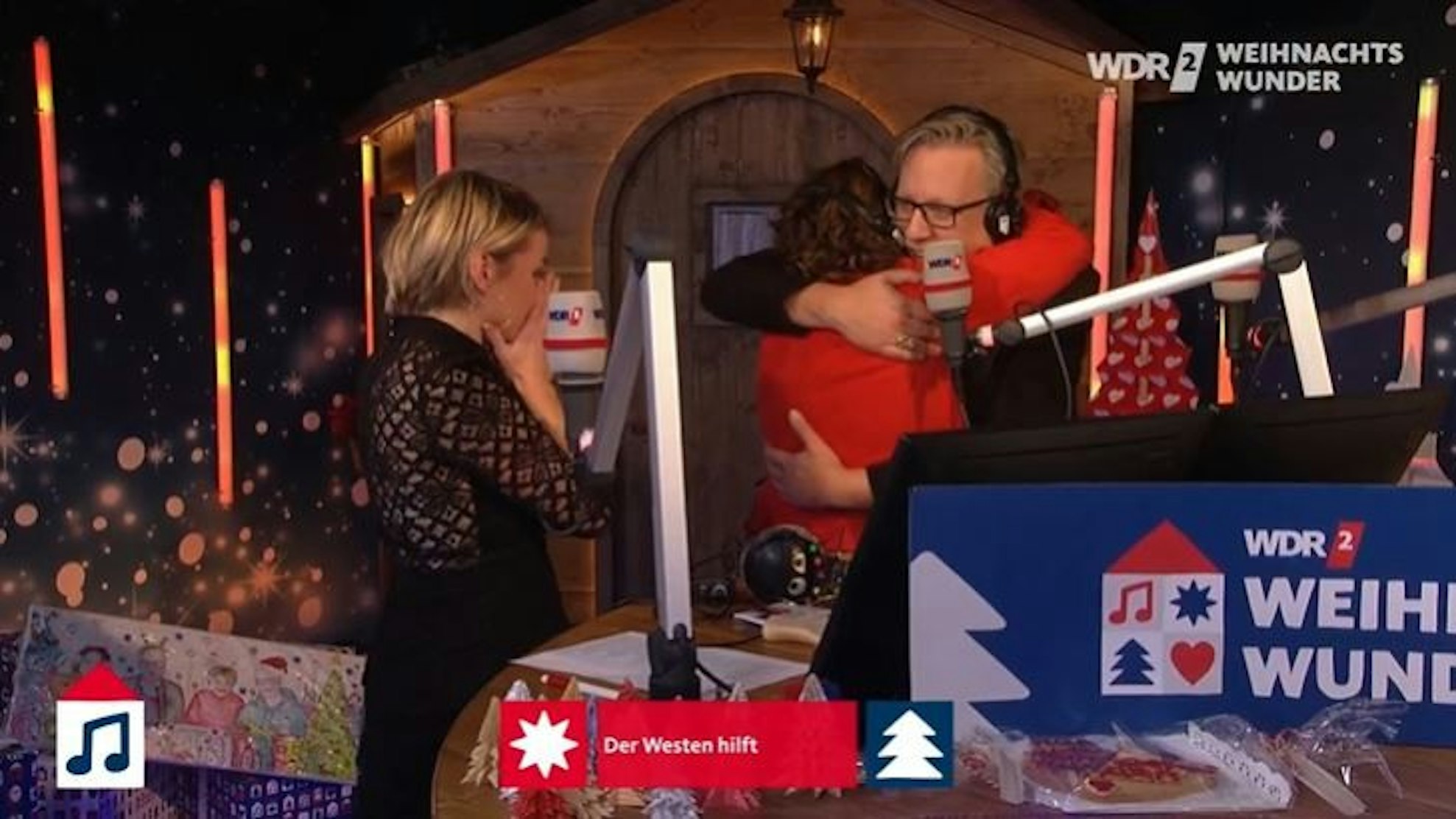 Sabine Heinrich, Steffi Neu und Jan-Malte Andresen fallen sich während einer WDR2-Sendung in die Arme.