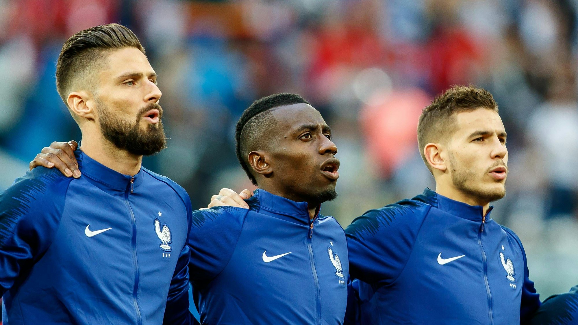 Olivier Giroud, Blaise Matuidi und Lucas Hernández stehen vor dem WM-Halbfinalspiel gegen Belgien auf dem Platz.