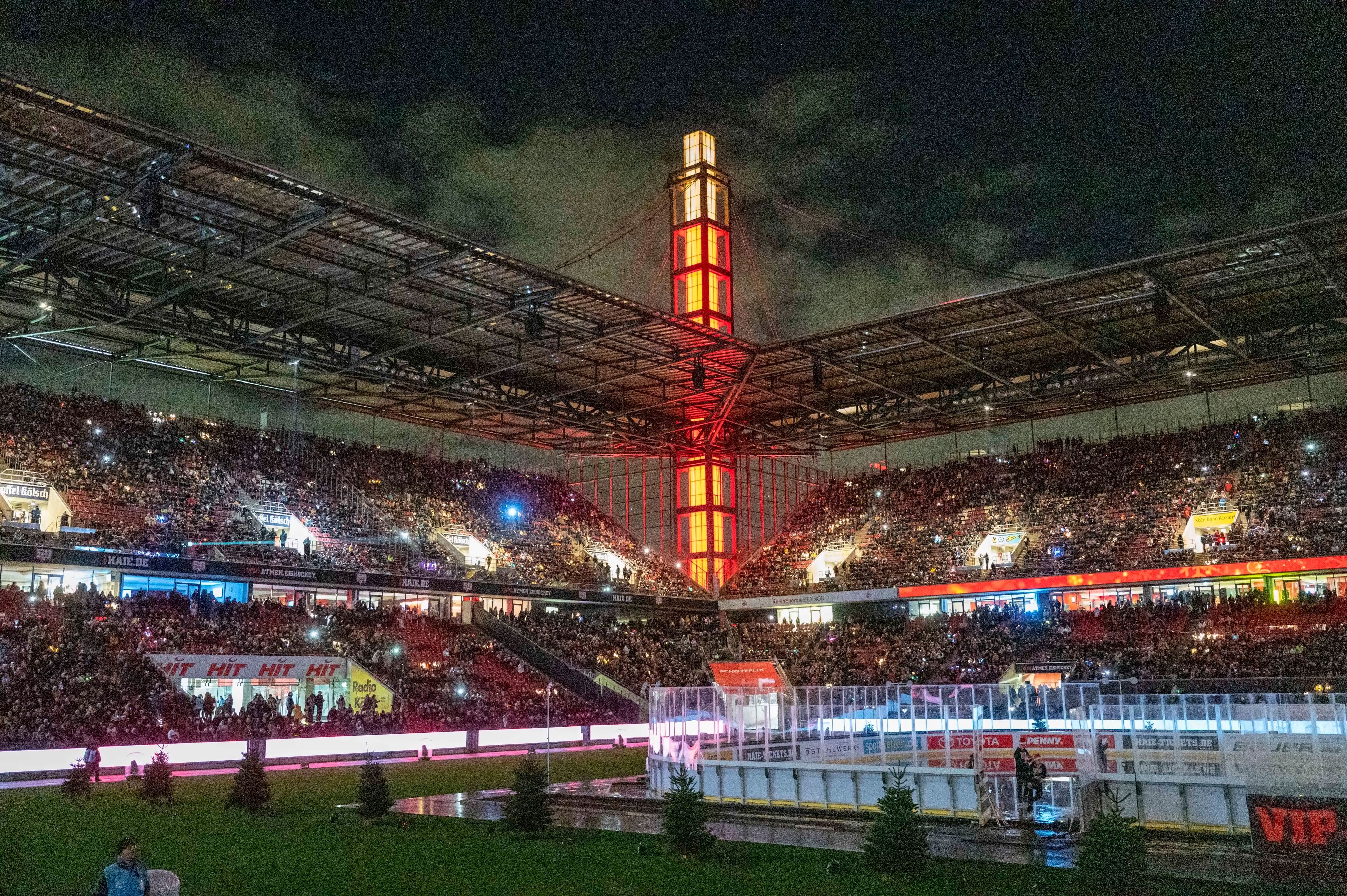„Loss mer Weihnachtsleeder singe“ 2022 im Rhein-Energie-Stadion in Köln.