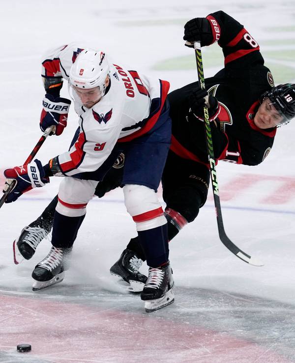 Senators Tim Stützle (r.) versucht Capitals-Verteidiger Dmitry Orlov den Puck abzunehmen.