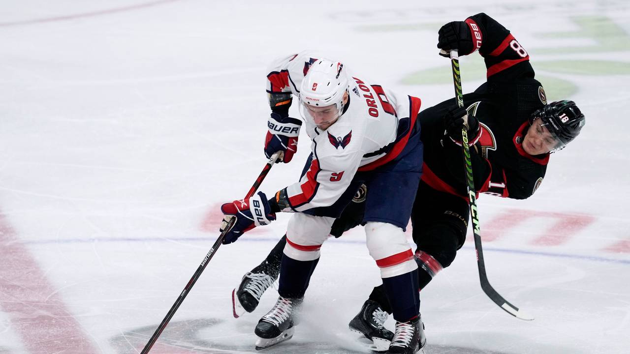 Senators Tim Stützle (r.) versucht Capitals-Verteidiger Dmitry Orlov den Puck abzunehmen.