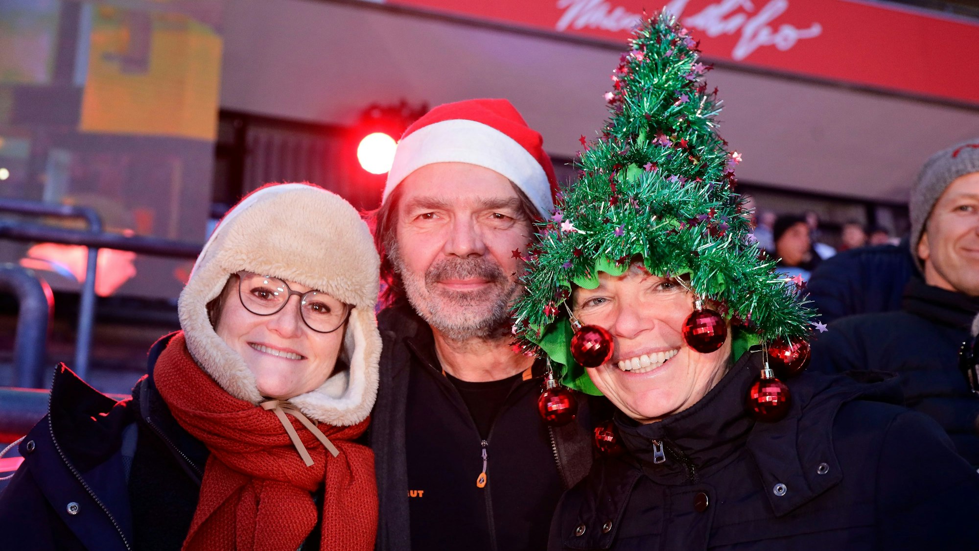 Fans von „Loss mer Weihnachtsleeder singe“ im Rhein-Energie-Stadion in Köln.