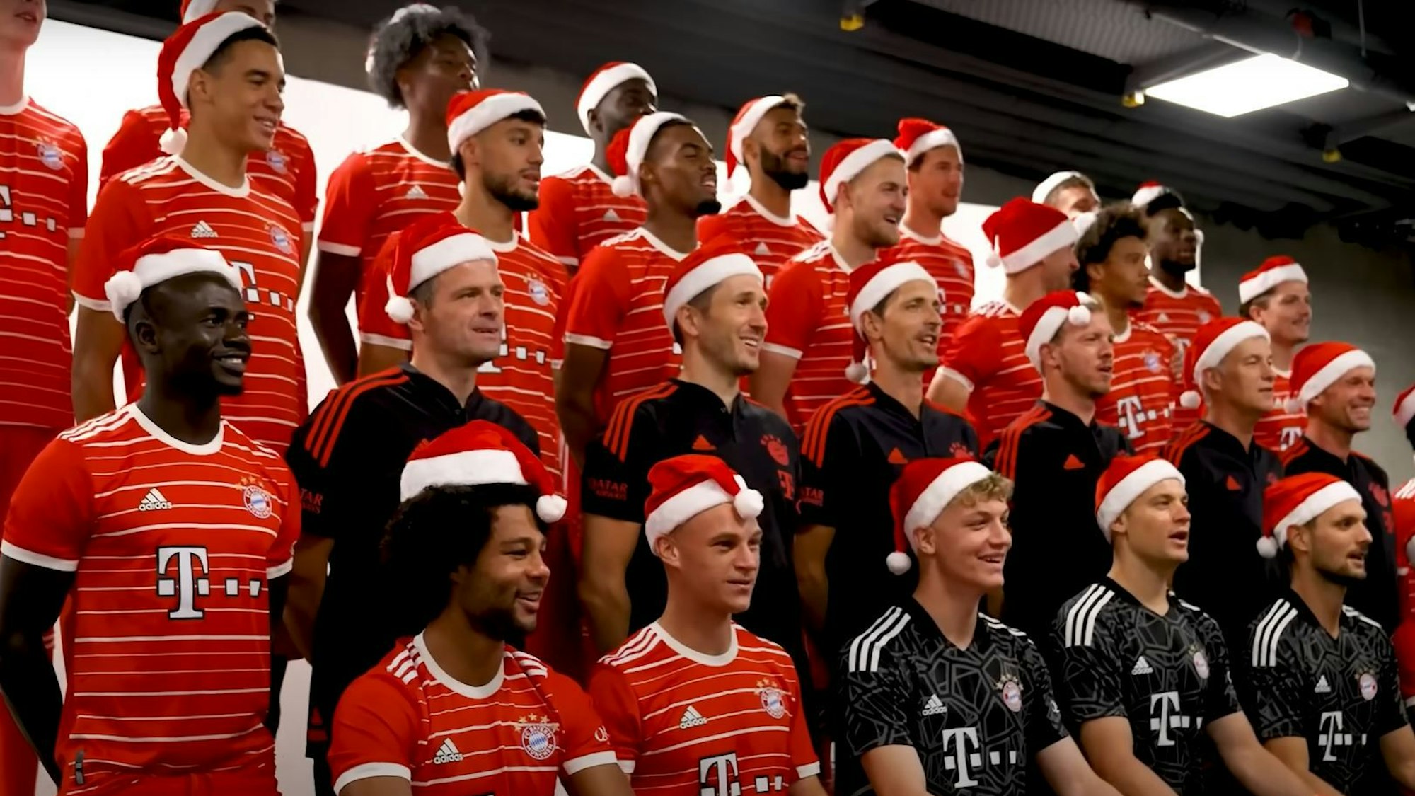 Die Spieler und Trainer des FC Bayern München singen als Weihnachts-Chor den Song „Jingle Bells“.