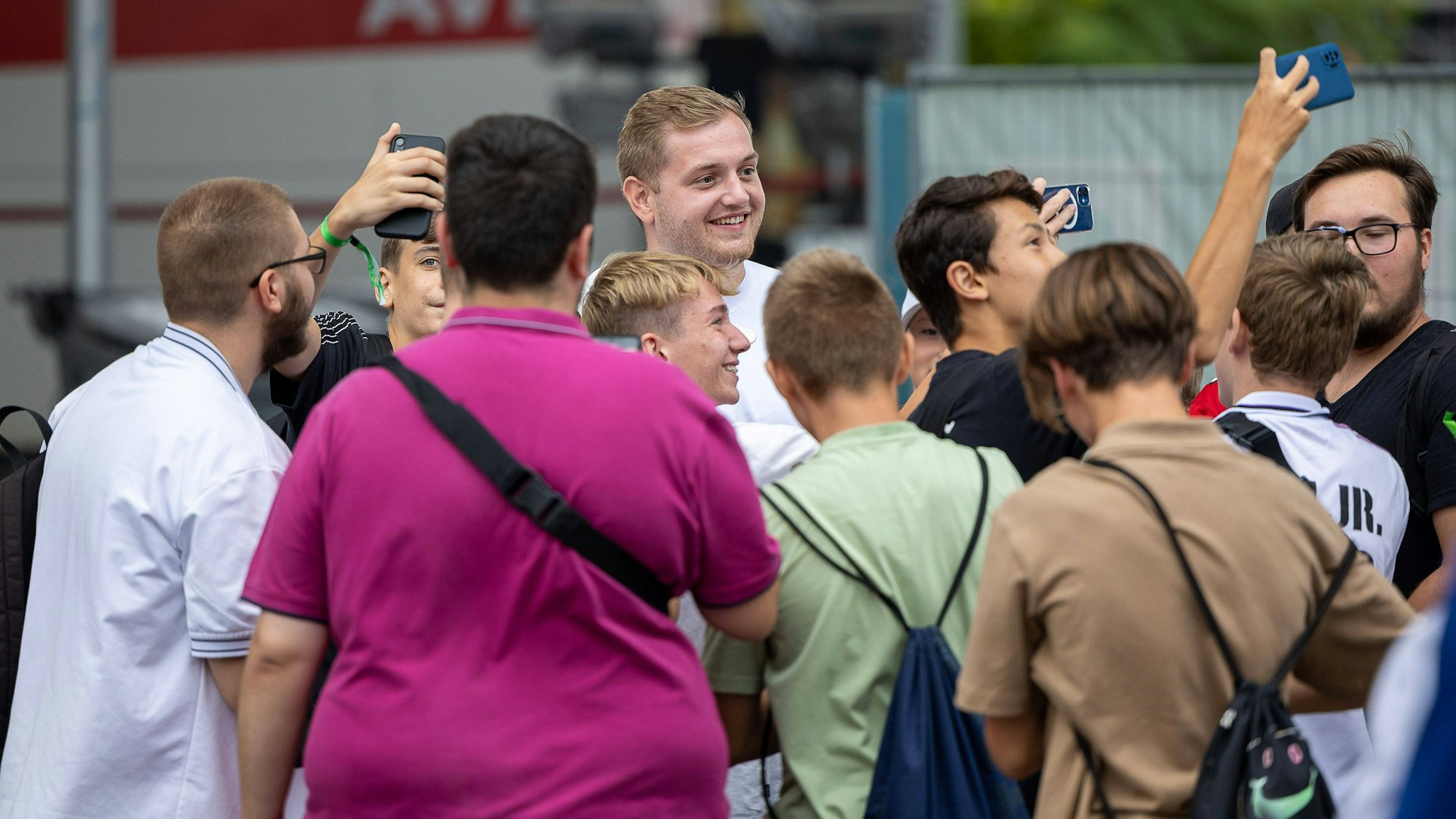 Der deutsche Webvideoproduzent Trymacs macht ein Selfie mit einem Fan auf der Gamescom.