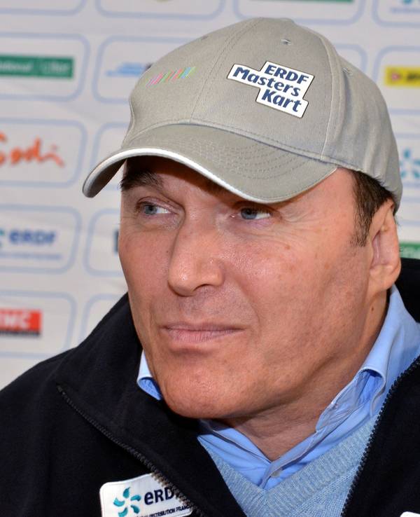 Philippe Streiff sitzt bei einer Pressekonferenz auf dem Podium.