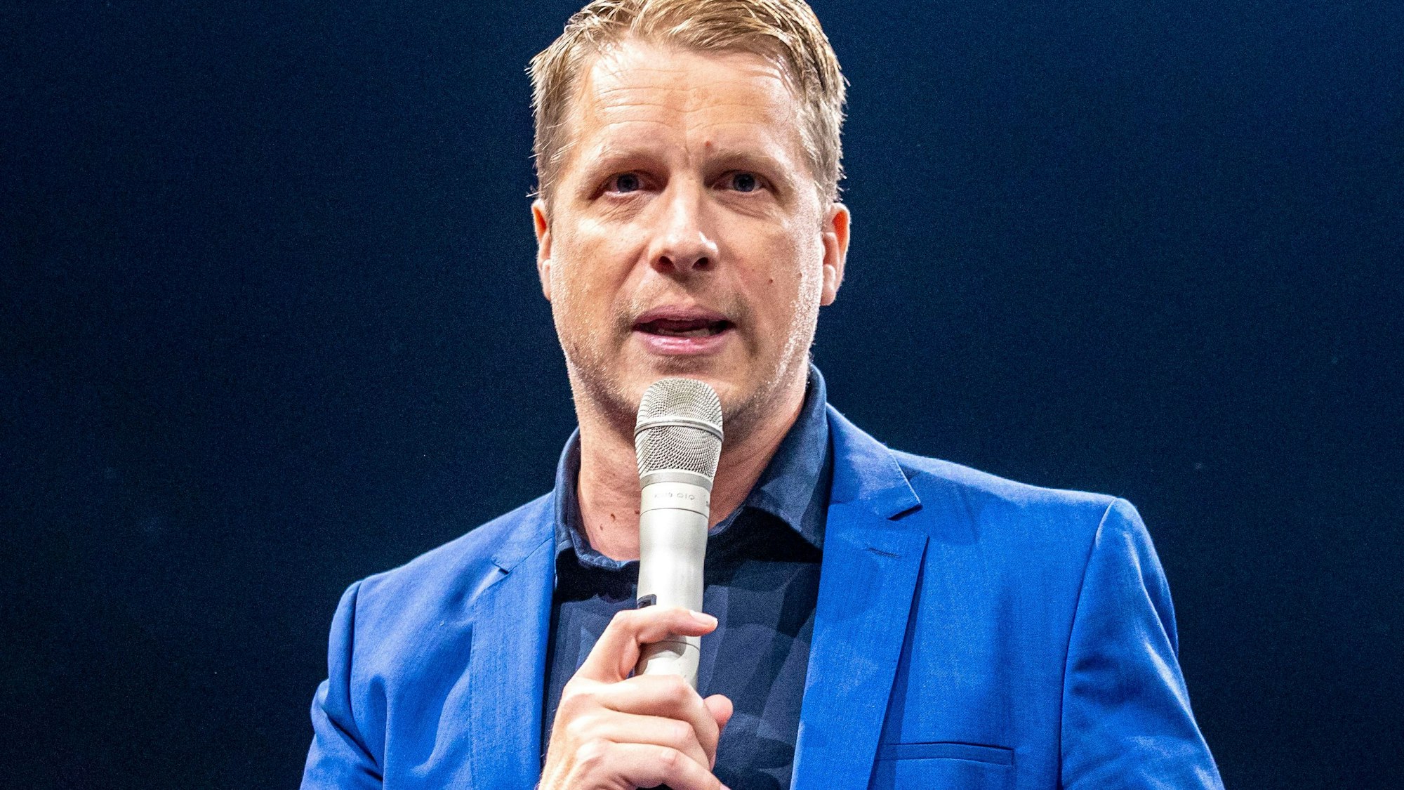 Comedian Oliver Pocher spricht beim Event „Beat & Box“ mit Musik und Boxkämpfen als Ringsprecher.