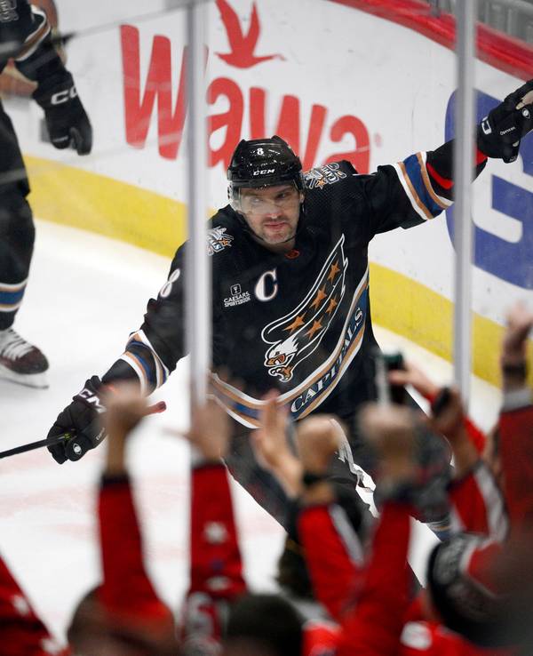 Alexander Owetschkin von den Washington Capitals jubelt nach seinem 801. NHL-Treffer im Spiel gegen die Winnipeg Jets.