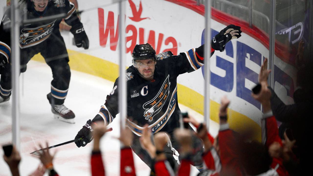 Alexander Owetschkin von den Washington Capitals jubelt nach seinem 801. NHL-Treffer im Spiel gegen die Winnipeg Jets.