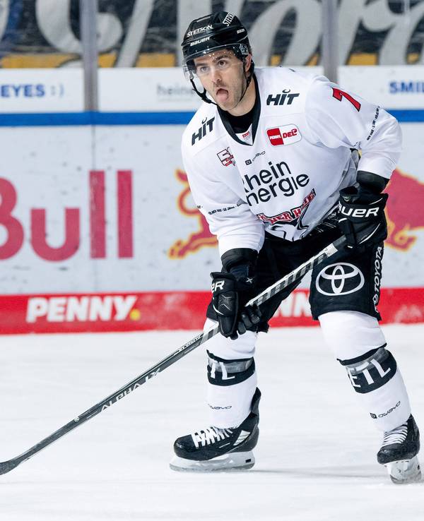 Nick Bailen führt den Puck im DEL-Spiel gegen München.