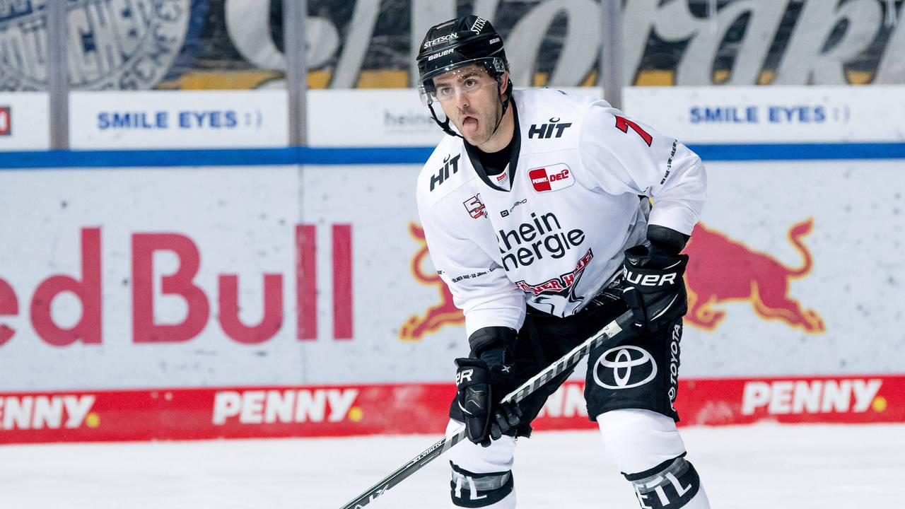 Nick Bailen führt den Puck im DEL-Spiel gegen München.