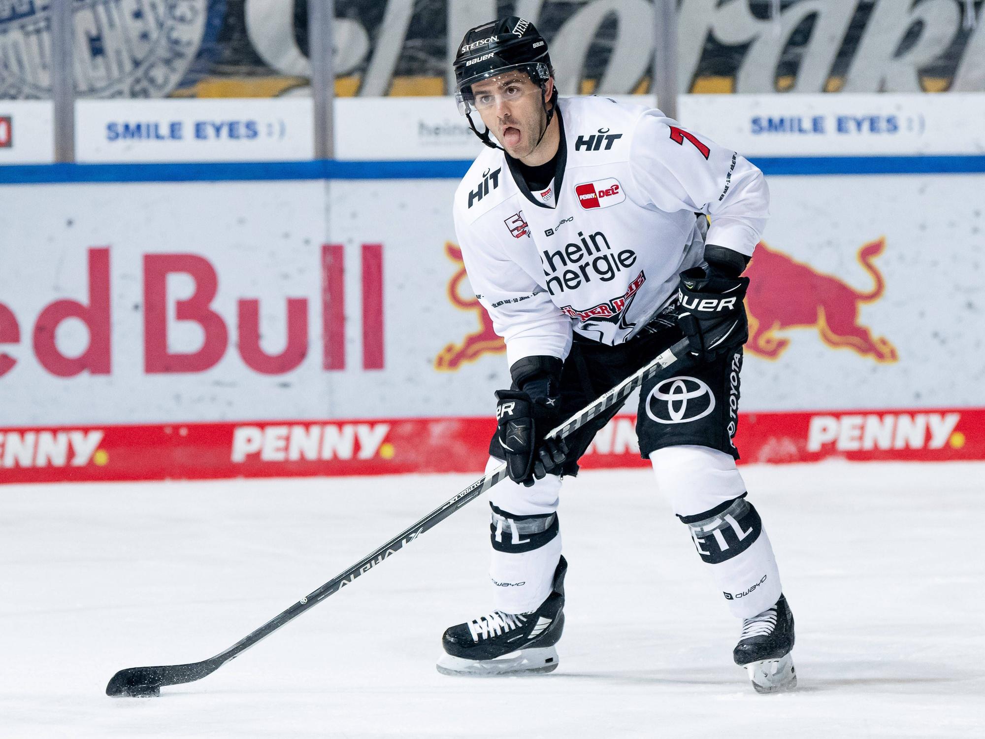 Nick Bailen führt den Puck im DEL-Spiel gegen München.