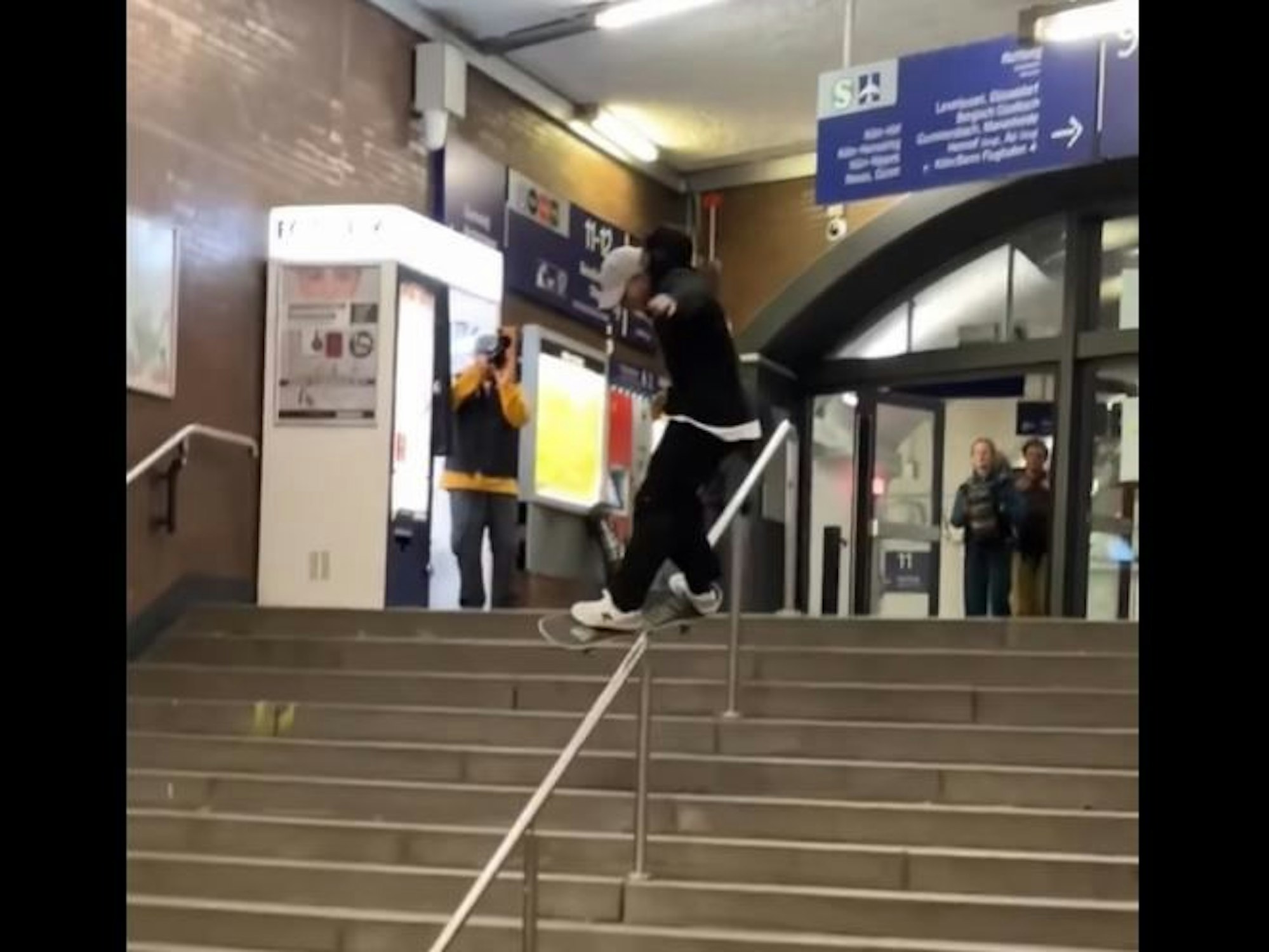 Jamie Foy am Bahnhof Köln Messe/Deutz.