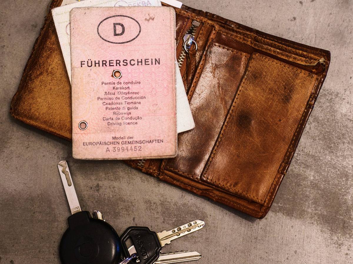 Wenn Sie noch so einen Führerschein in rosa oder gar einen in grau haben, müssen Sie den „Lapen“ bald umtauschen.