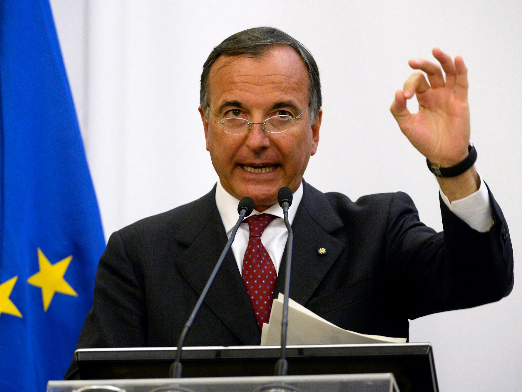 Ungarn, Budapest: Der ehemalige italienische Außenminister und EU-Kommissar Franco Frattini spricht auf einer internationalen Konferenz. Frattini ist am 24. Dezember 2022 in Rom gestorben.