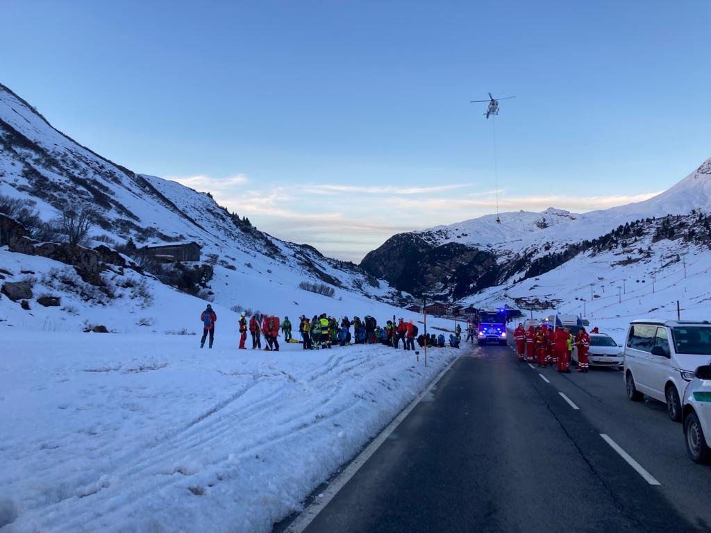 Österreich, Bregenz: Einsatzkräfte an der Unglücksstelle. Bei einem Lawinenabgang im freien Skigebiet von Lech/Zürs sind nach bisherigen Erkenntnissen etwa zehn Wintersportler verschüttet worden.