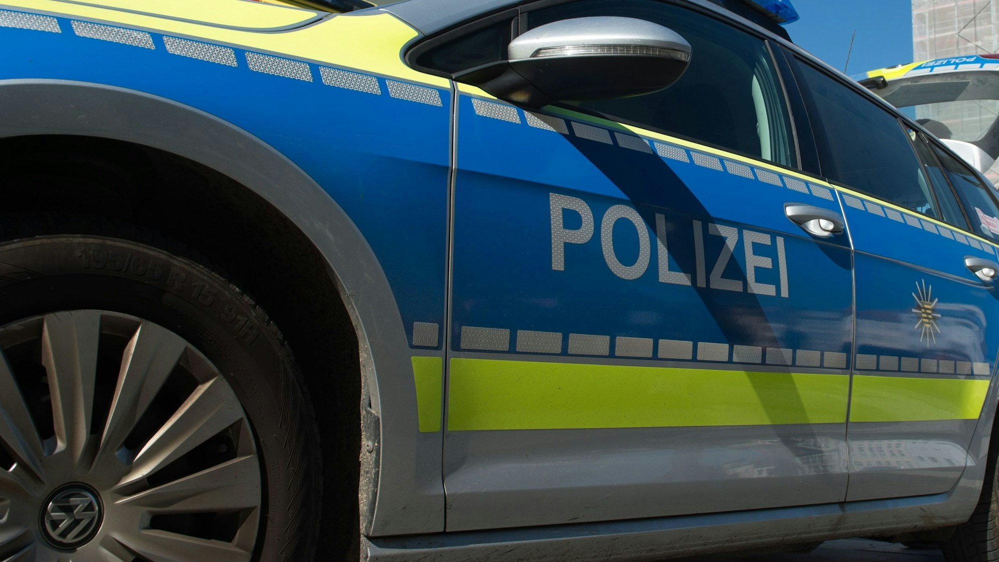 Ein Polizeifahrzeug steht in Bautzen (Symbolbild, aufgenommen 2016).
