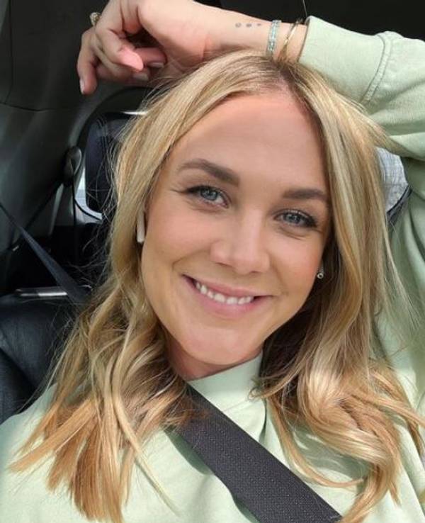 Alina Merkau sitzt im Auto und grinst in die Kamera.
