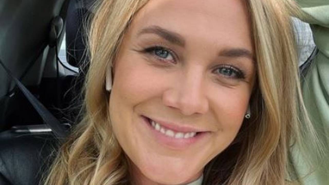 Alina Merkau sitzt im Auto und grinst in die Kamera.