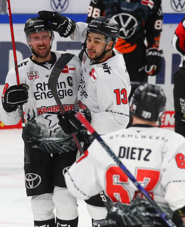 Die Spieler der Kölner Haie jubeln über ein Tor im DEL-Spiel bei den Grizzlys Wolfsburg.