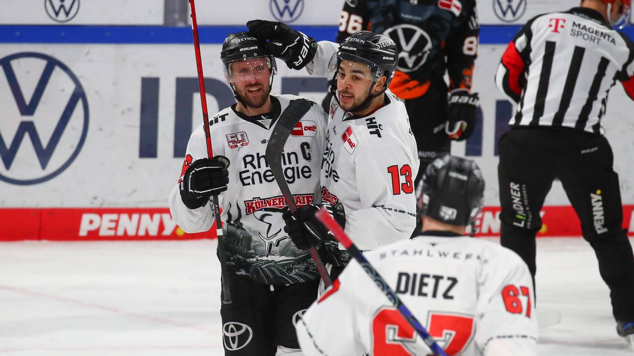 Die Spieler der Kölner Haie jubeln über ein Tor im DEL-Spiel bei den Grizzlys Wolfsburg.