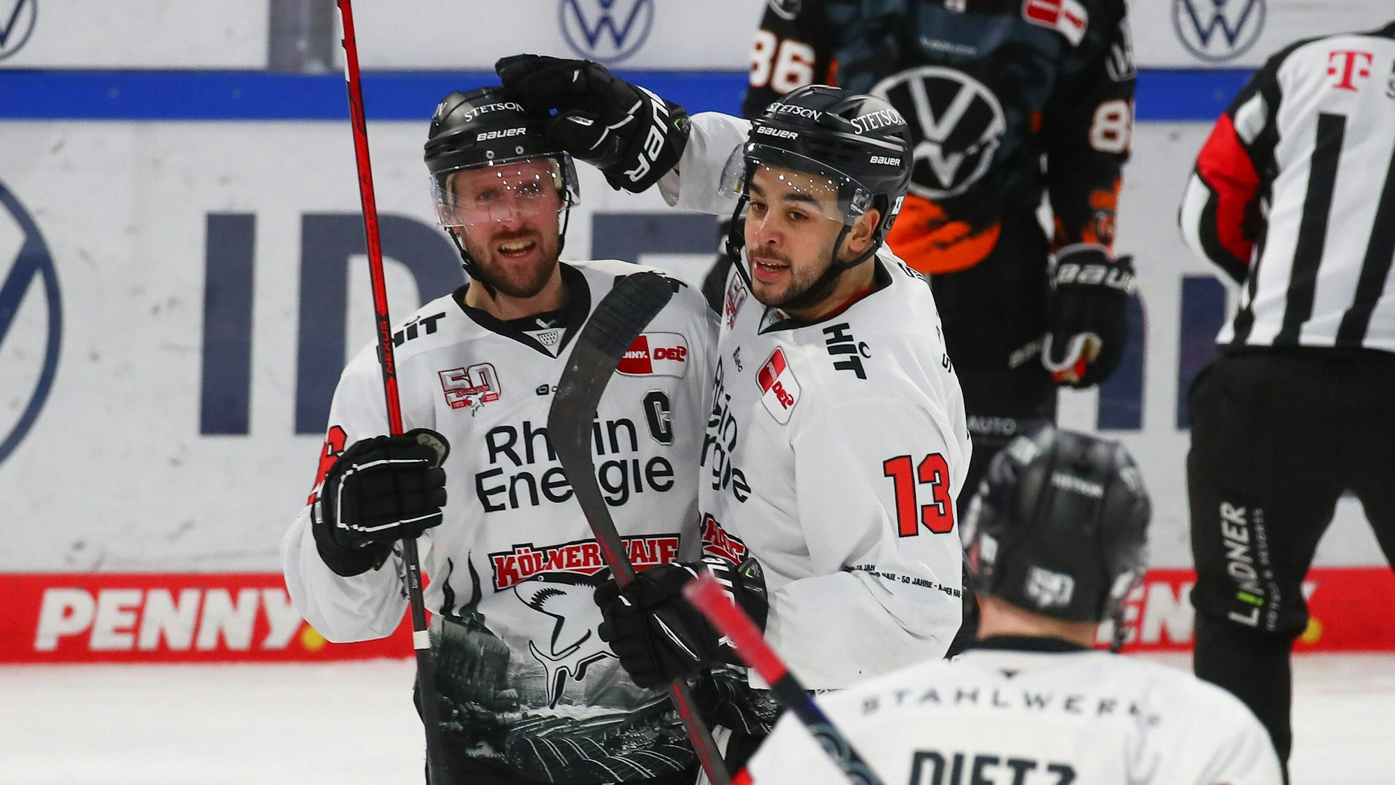 Die Spieler der Kölner Haie jubeln über ein Tor im DEL-Spiel bei den Grizzlys Wolfsburg.