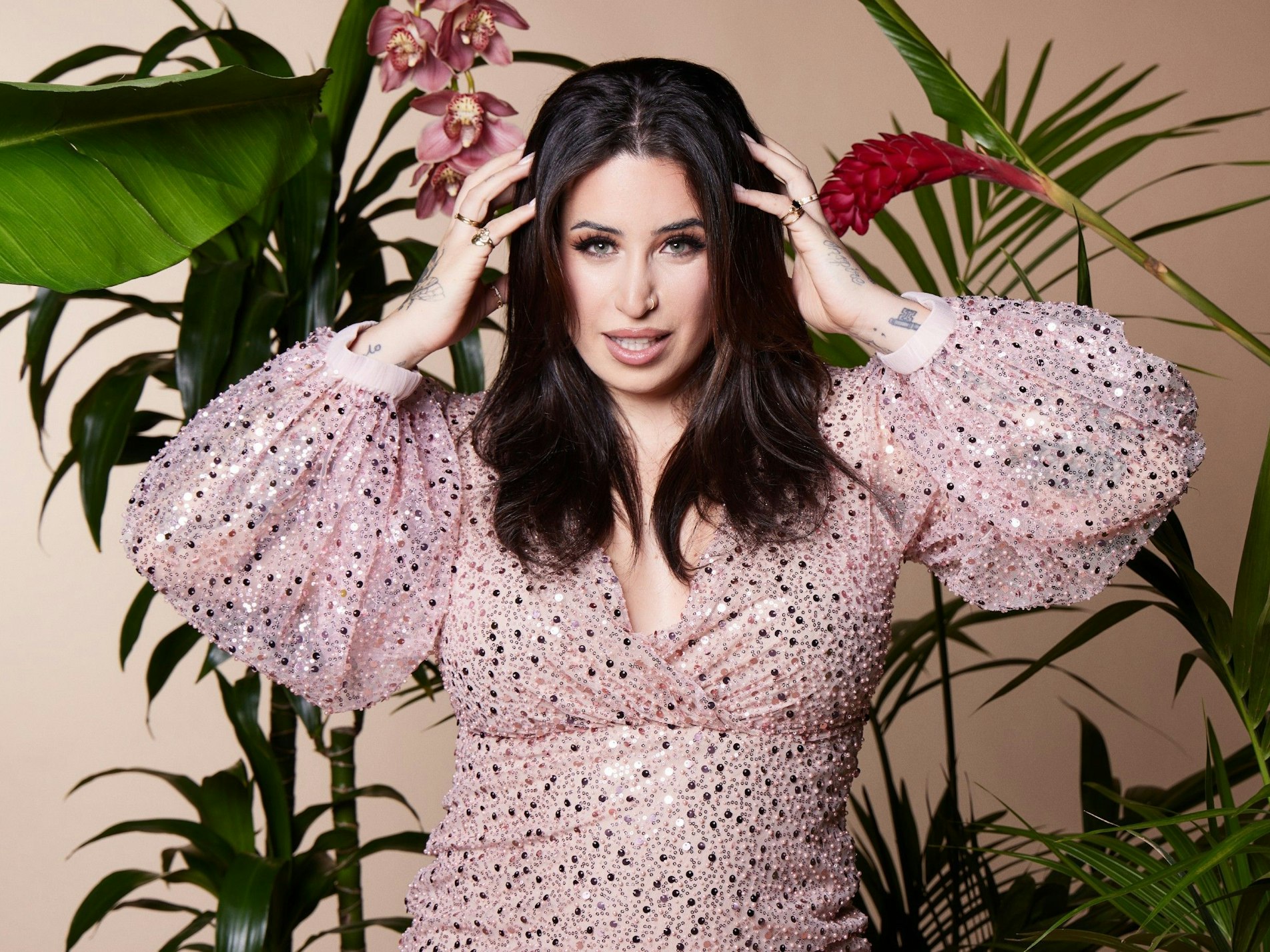 Jolina Mennen posiert bei einem Fotoshootig für das Dschungelcamp 2023.