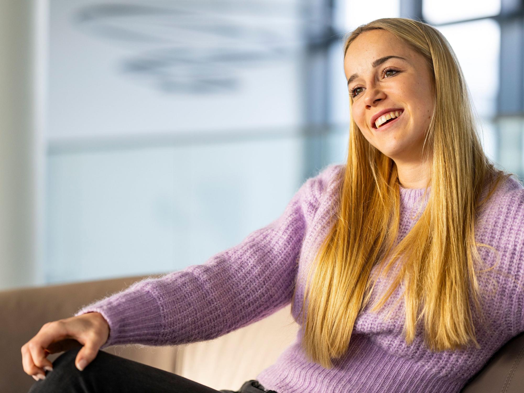 Fußball-Nationalspielerin Giulia Gwinn während eines Interviews.