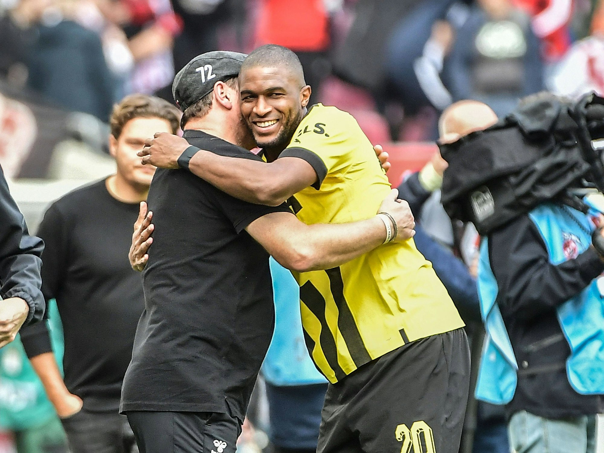 Steffen Baumgart und Anthony Modeste umarmen sich.