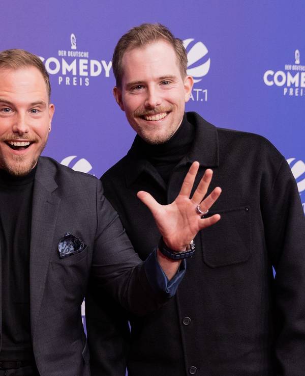 Die Zwillinge Benjamin (l.) und Dennis Wolter beim Deutschen Comedypreises 2021.
