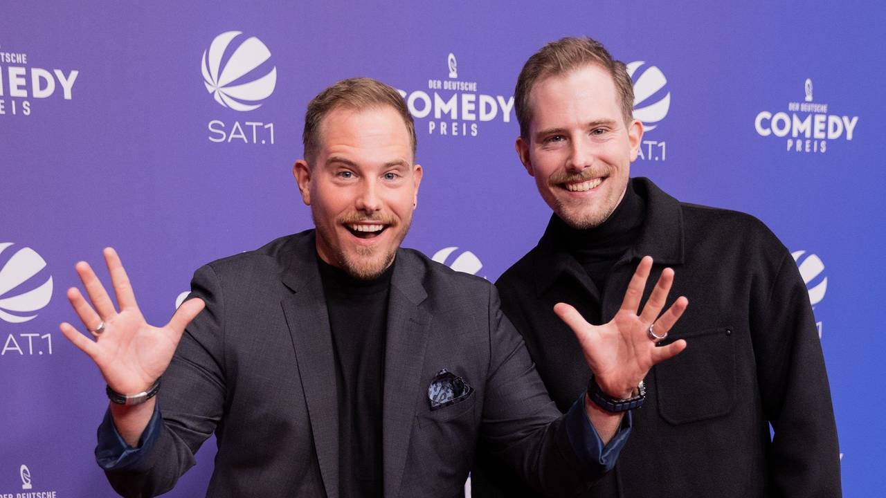 Die Zwillinge Benjamin (l.) und Dennis Wolter beim Deutschen Comedypreises 2021.