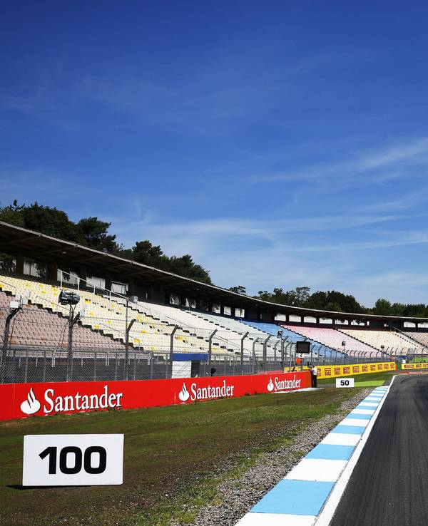 Die Aufnahme zeigt den Hockenheimring und seine Tribünen.