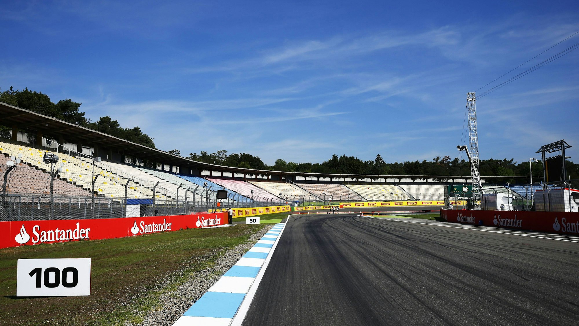 Die Aufnahme zeigt den Hockenheimring und seine Tribünen.