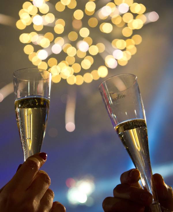 Das Foto zeigt Feiernde, die im in der Silvesternacht von 2013 auf 2014 am Brandenburger Tor in Berlin mit Sektgläsern anstoßen. Auch in der Nacht vom Jahreswechsel von 2022 auf 2023 wird kräftig angestoßen. Um dem lästigen Kater am nächsten Tag vorzubeugen, gib es nun einige Tipps.