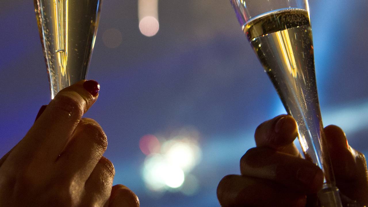 Das Foto zeigt Feiernde, die im in der Silvesternacht von 2013 auf 2014 am Brandenburger Tor in Berlin mit Sektgläsern anstoßen. Auch in der Nacht vom Jahreswechsel von 2022 auf 2023 wird kräftig angestoßen. Um dem lästigen Kater am nächsten Tag vorzubeugen, gib es nun einige Tipps.