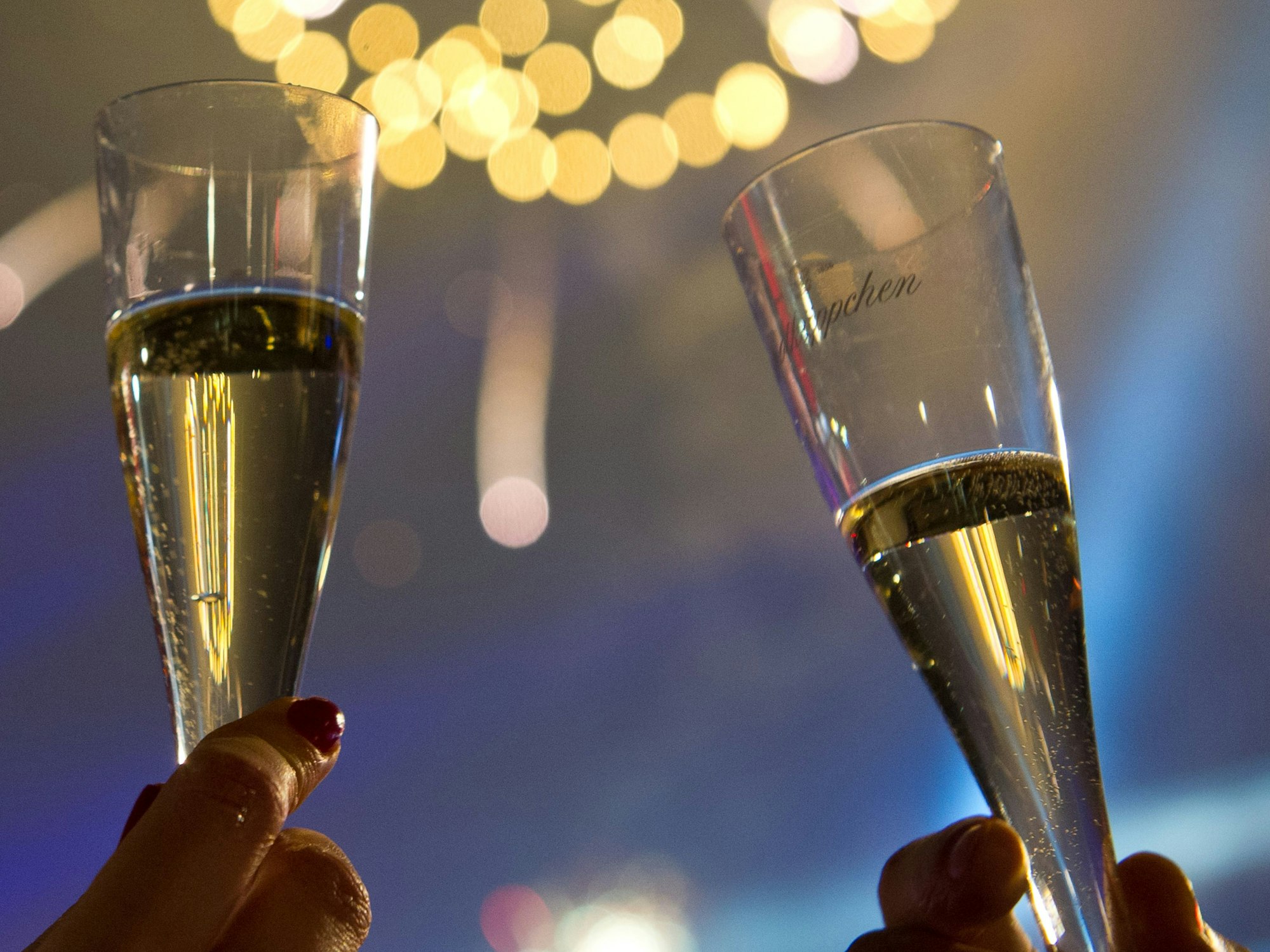 Das Foto zeigt Feiernde, die im in der Silvesternacht von 2013 auf 2014 am Brandenburger Tor in Berlin mit Sektgläsern anstoßen. Auch in der Nacht vom Jahreswechsel von 2022 auf 2023 wird kräftig angestoßen. Um dem lästigen Kater am nächsten Tag vorzubeugen, gib es nun einige Tipps.