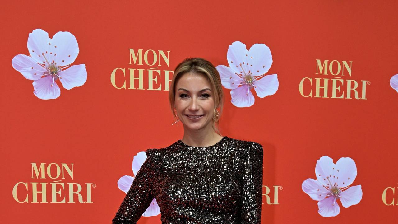 Anna-Carina Woitschak posiert in einem glitzernden Zweiteiler auf dem roten Teppich.