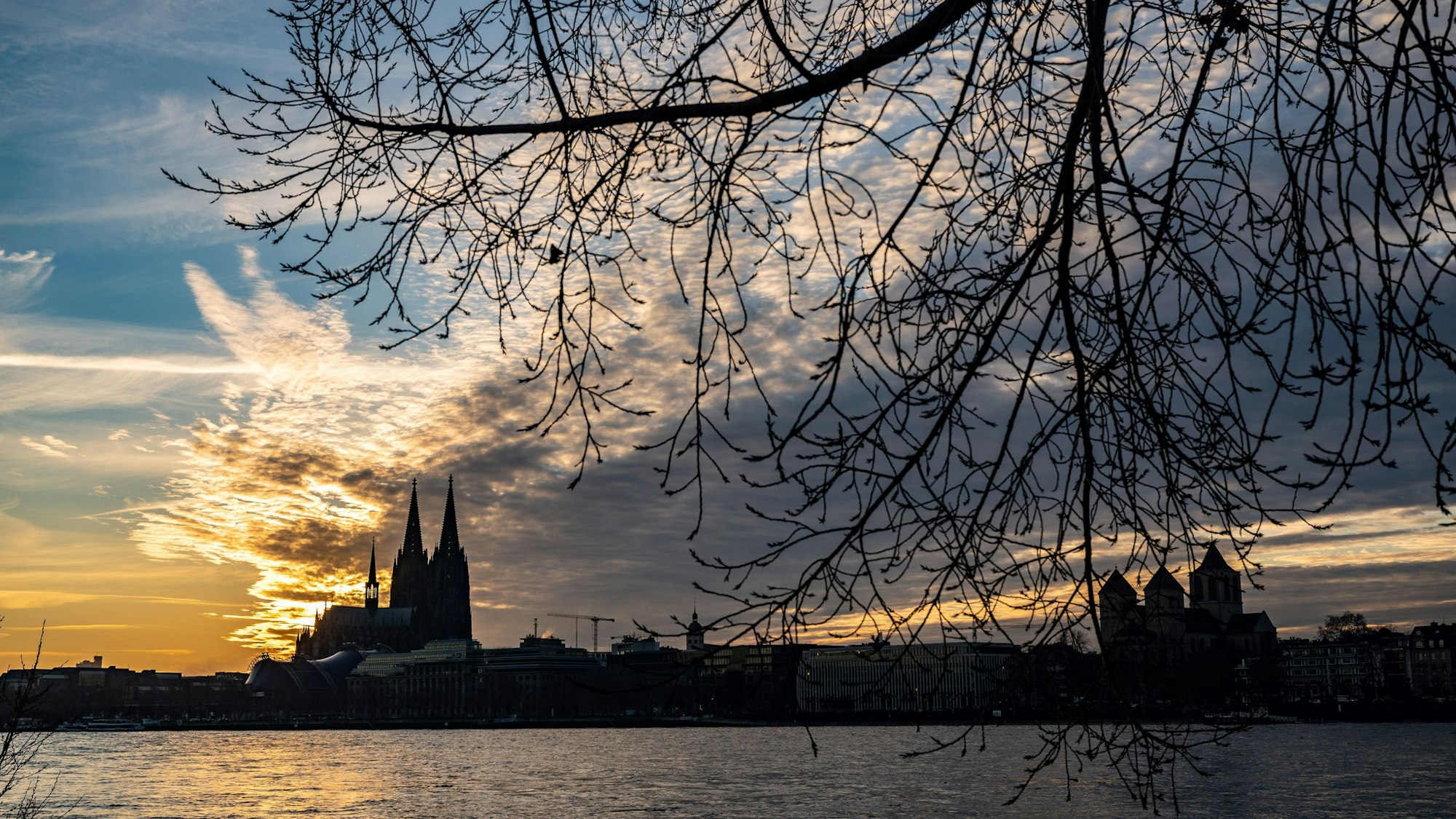 Die Silhouette des Doms vor einem Sonnenuntergang im Winter.