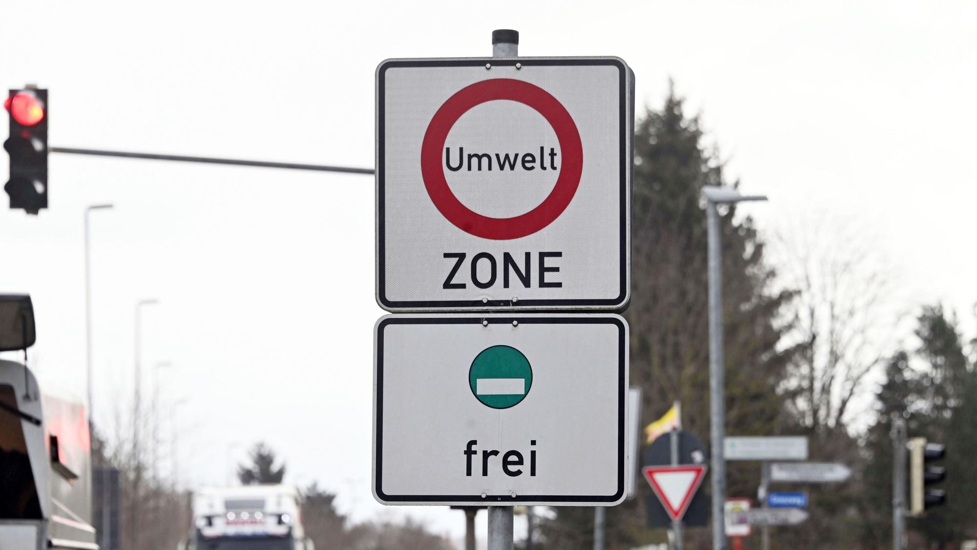Das Foto zeigt die Ortseinfahrt zu Pfinztal-Berghausen im Dezember 2022, die mit einem Hinweisschild zu einer Umweltzone versehen ist. Auch in Palma de Mallorca soll es ab 2023 eine Umweltzone geben.