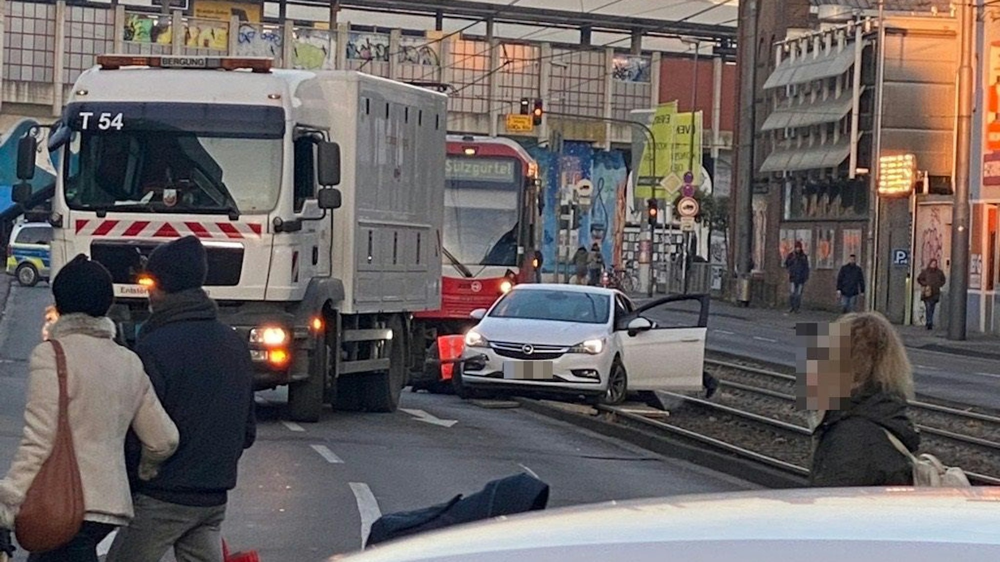Auto landet am Ehrenfeldgürtel im Gleisbett.