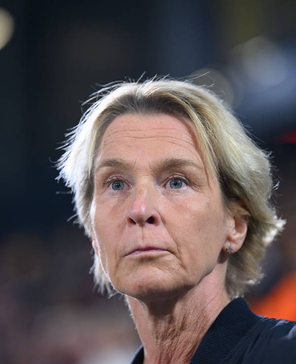 Bundestrainerin Martina Voss-Tecklenburg schaut fokussiert beim Länderspiel zwischen Deutschland und Frankreich.