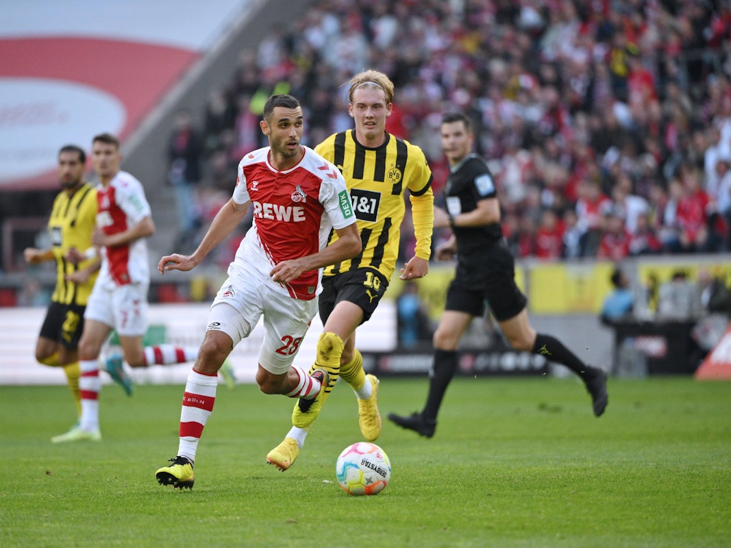 Ellyes Skhiri im Zweikampf mit Julian Brandt.