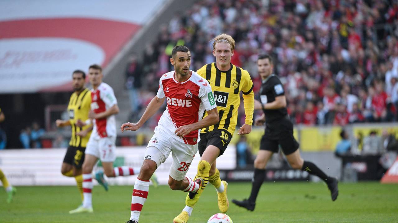 Ellyes Skhiri im Zweikampf mit Julian Brandt.