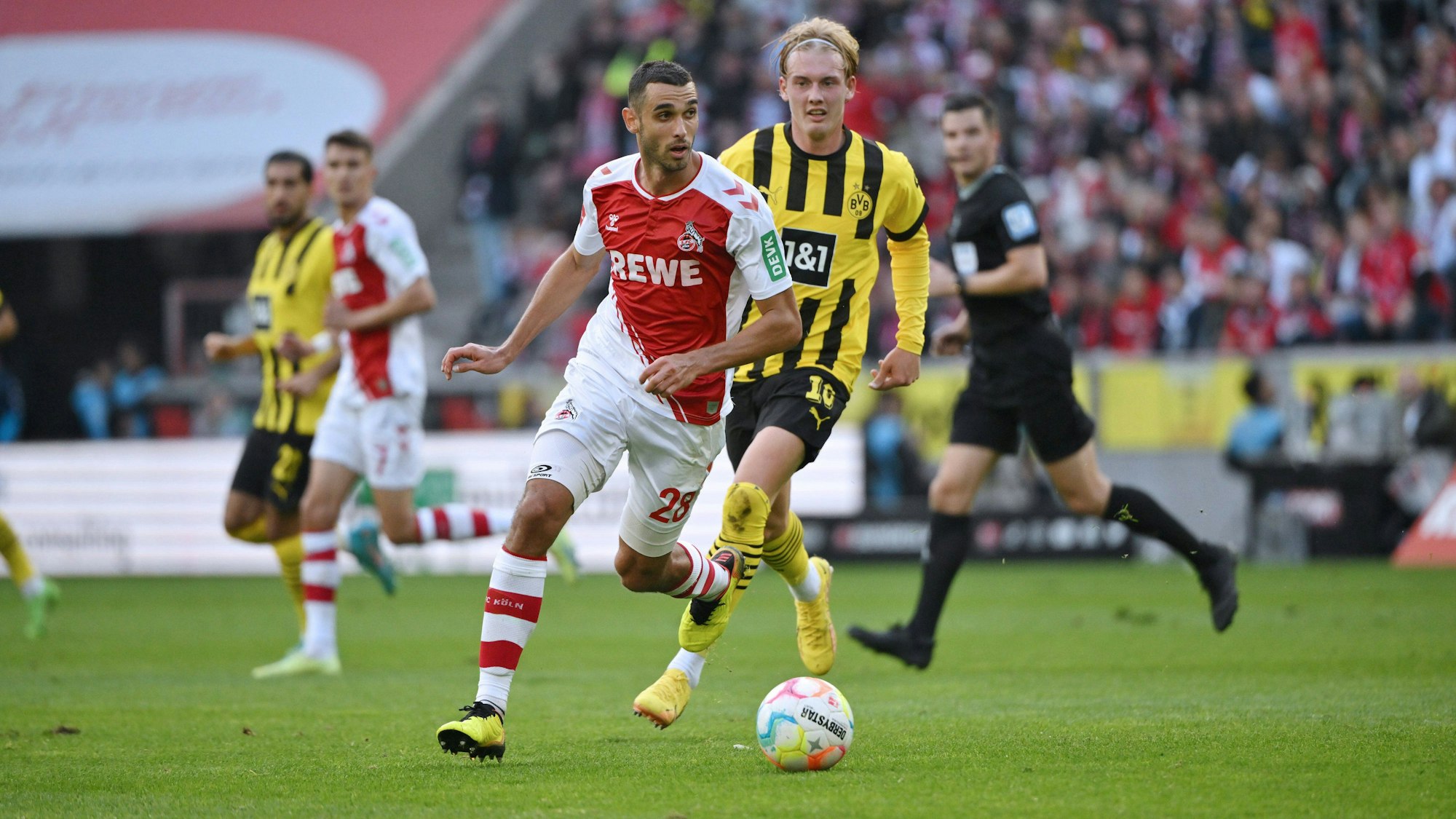 Ellyes Skhiri im Zweikampf mit Julian Brandt.